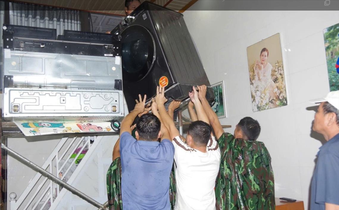 nguoi-dan-chay-lu-trong-dem-o-cam-lo 2.jpg